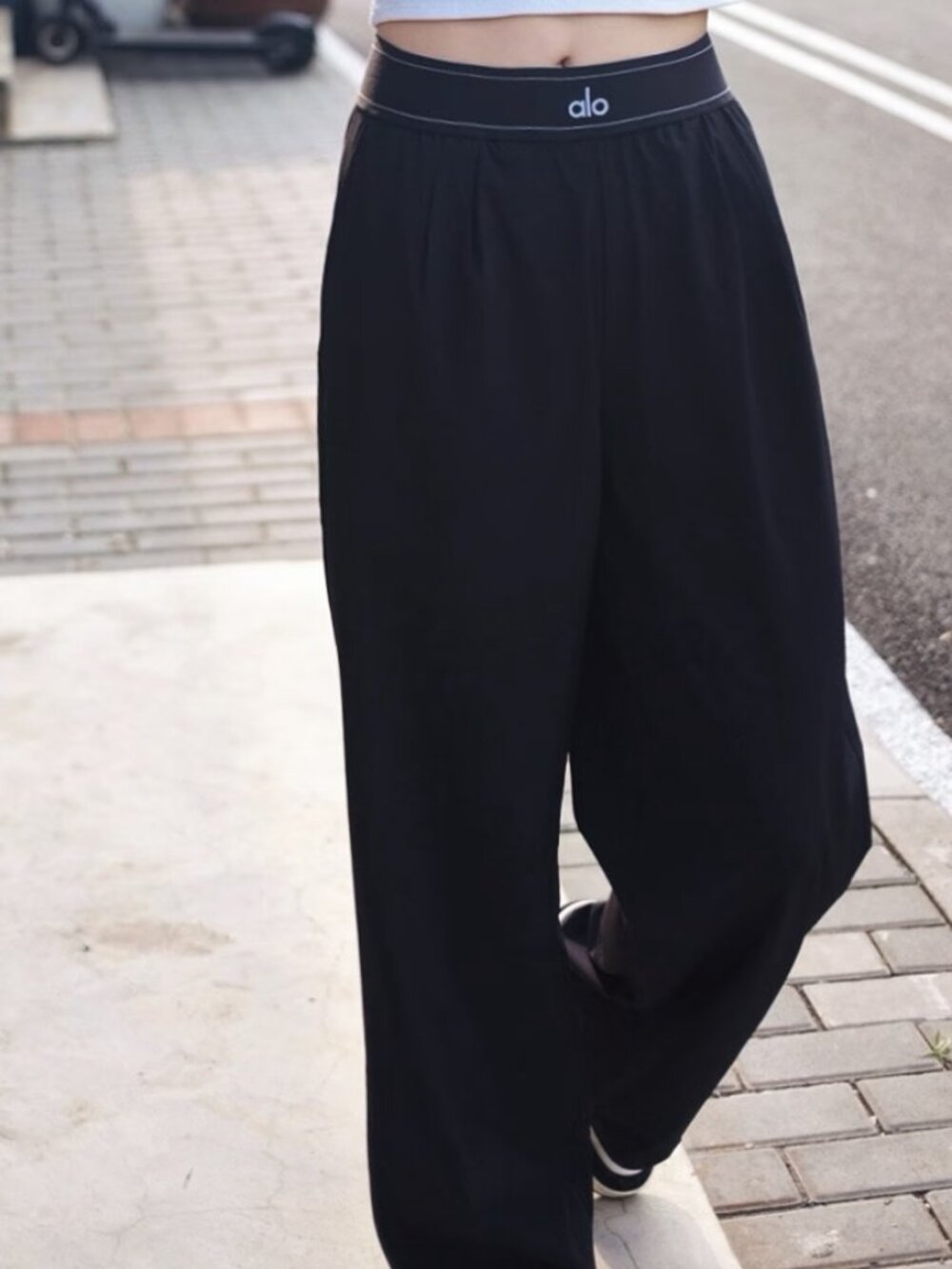 Brand new with tags  🐱‍🏍Alo Yoga Suit Up yoga pants🚇30-inch inseam